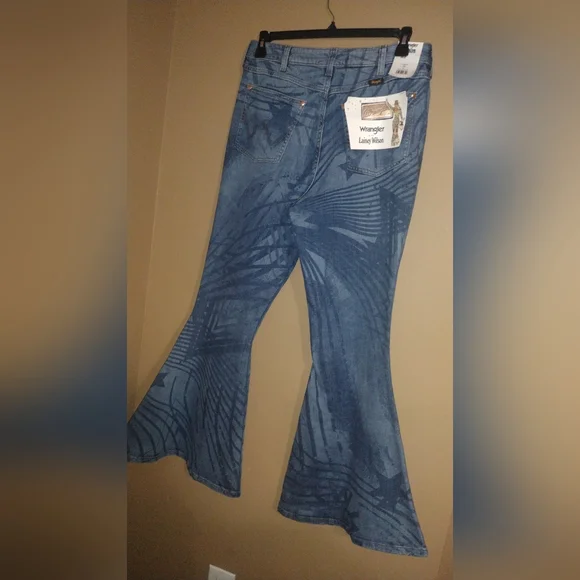 Lainey Wilson Bell Bottom Women Jeans 32"x32" - Picture 2 of 6